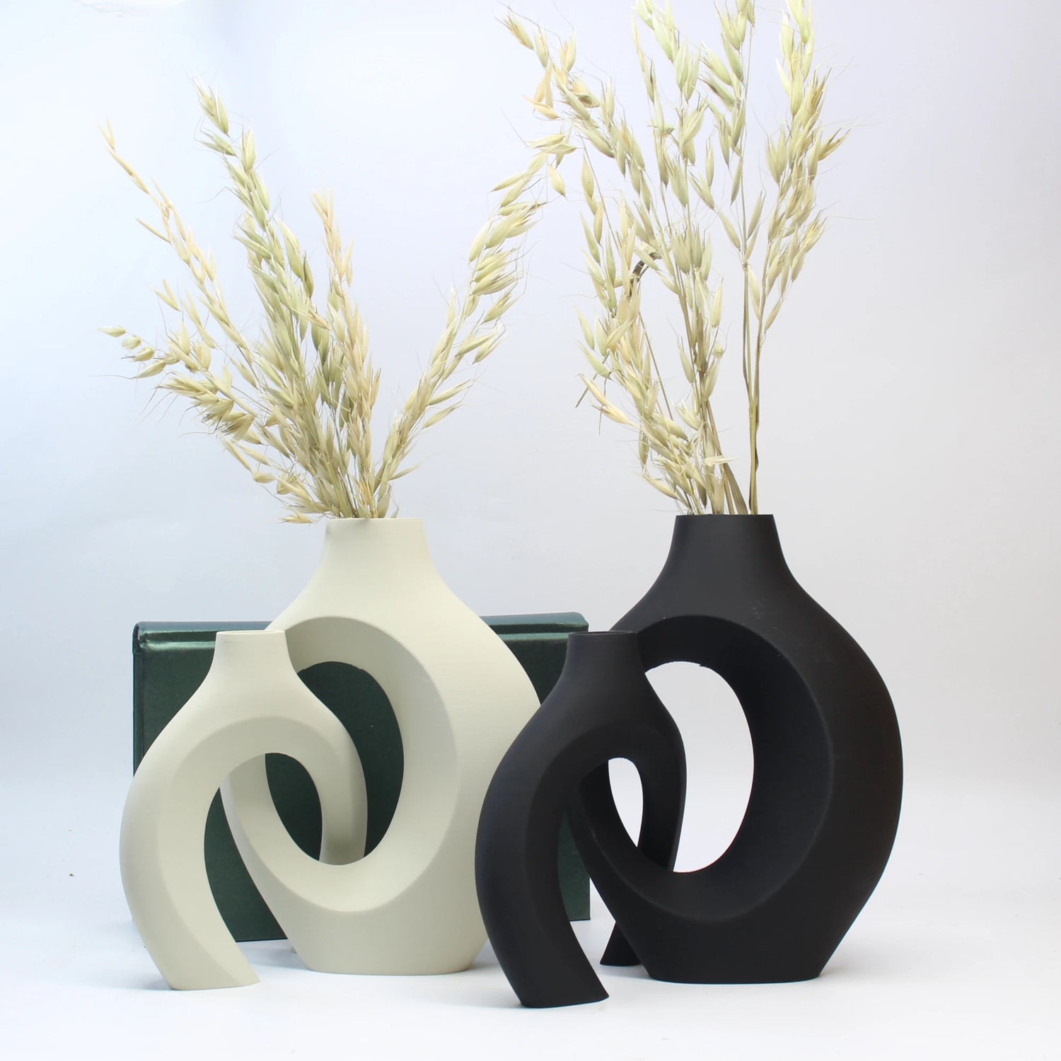 Hugging Vase Ornaments - Vase